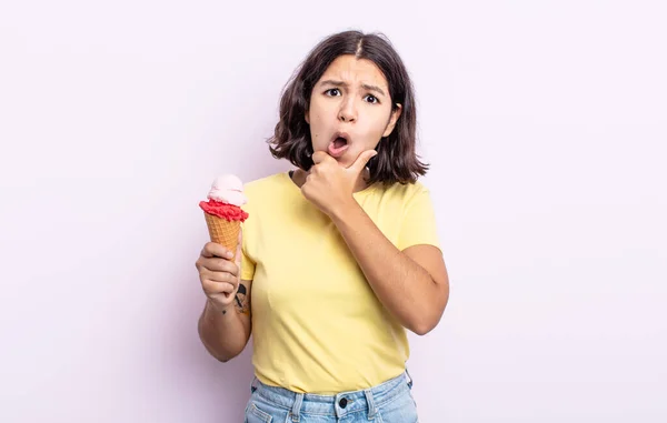 口も目も広い若い女が顎を開いて手をつないでる アイスクリームのコンセプト — ストック写真
