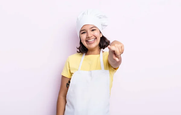 漂亮的年轻女子指着相机选择了你 厨师概念 — 图库照片