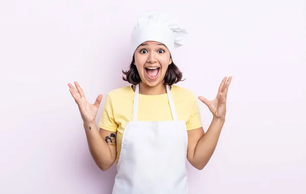 漂亮的年轻女人对令人难以置信的事感到快乐和惊讶 厨师概念 — 图库照片