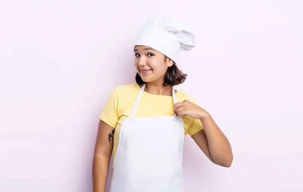 漂亮的年轻女子看上去骄傲自满 积极而自豪 厨师概念 — 图库照片