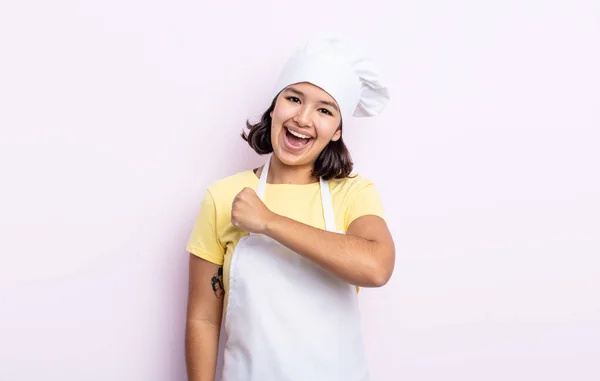 Jovem Bonita Sentindo Feliz Enfrentando Desafio Celebrando Conceito Chef — Fotografia de Stock