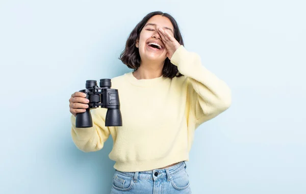 かなり若い女性は幸せを感じ口の横に手で大きな声を出す 双眼鏡の概念 — ストック写真