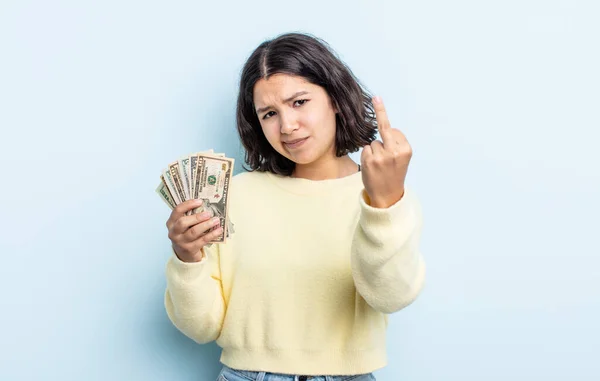 かなり若い女性は怒り いらいらし 反抗的で攻撃的な感じです ドル紙幣の概念 — ストック写真