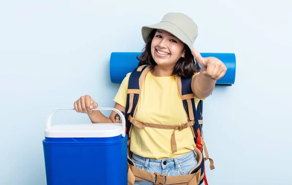 Bella Giovane Donna Sentendosi Orgoglioso Sorridendo Positivamente Con Pollici Concetto — Foto Stock