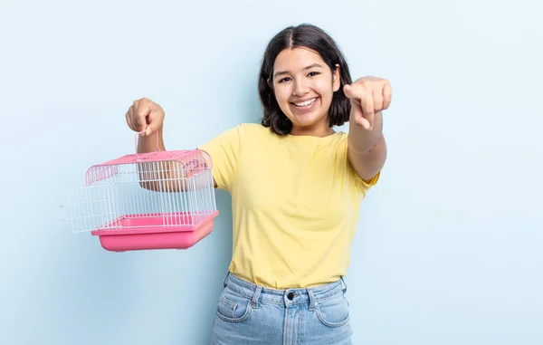 Bella Giovane Donna Che Punta Verso Macchina Fotografica Che Sceglie — Foto Stock