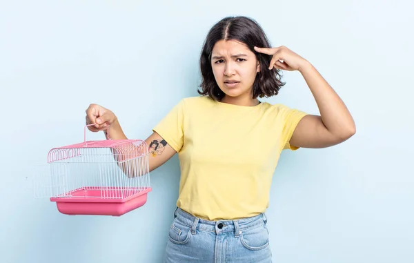 Bella Giovane Donna Sente Confuso Perplesso Mostrando Che Sei Pazzo — Foto Stock