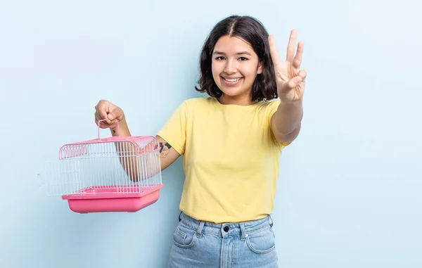 Bela Jovem Mulher Sorrindo Olhando Amigável Mostrando Número Três Conceito — Fotografia de Stock