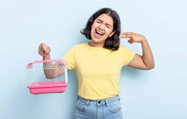 Uma Jovem Bonita Que Parece Infeliz Stressada Com Gesto Suicida — Fotografia de Stock