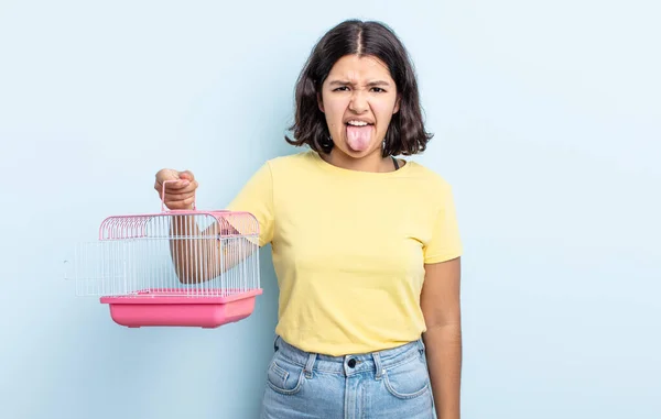 Mujer Joven Bonita Sintiéndose Disgustada Irritada Con Lengua Fuera Concepto —  Fotos de Stock