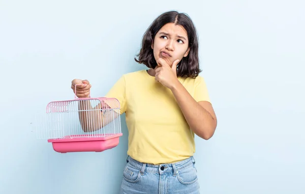 Mujer Joven Bonita Pensando Sintiéndose Dudosa Confundida Concepto Jaula Para —  Fotos de Stock