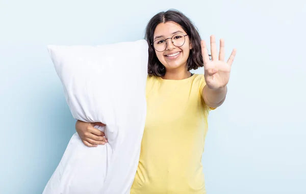 Bella Giovane Donna Sorridente Dall Aspetto Amichevole Mostrando Numero Quattro — Foto Stock