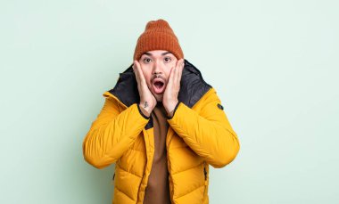 Genç ve yakışıklı bir adam şok olmuş ve korkmuş hissediyor. Soğuk hava kavramı