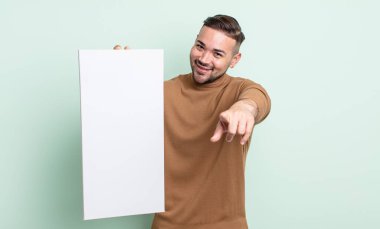 Genç ve yakışıklı bir adam kamerayı işaret ederek seni seçiyor. boş tuval kavramı