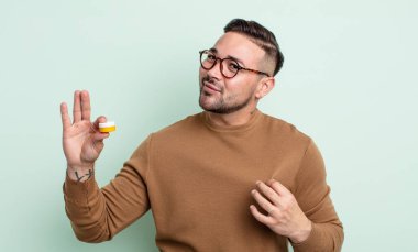 Genç yakışıklı adam kibirli, başarılı, pozitif ve gururlu görünüyor. kontakt lens