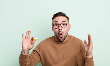 Genç ve yakışıklı bir adam şok olmuş ve şaşırmış hissediyor. kontakt lens