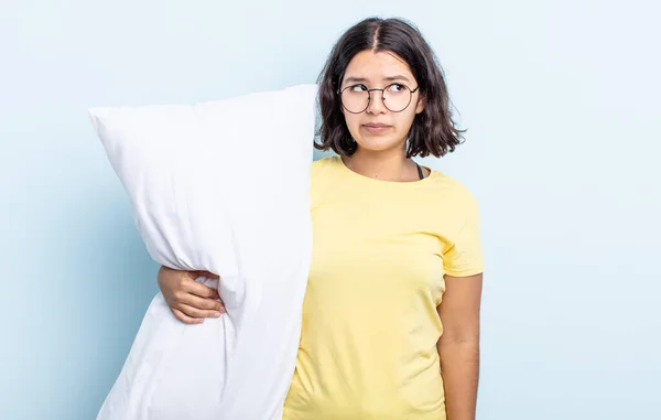 Bella Giovane Donna Sente Triste Sconvolto Arrabbiato Guardando Lato Concetto — Foto Stock