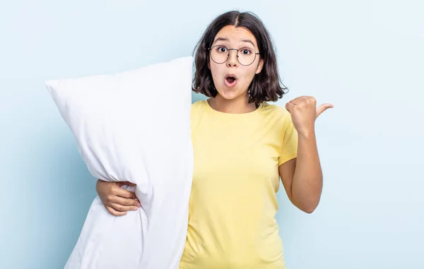 Pretty Young Woman Looking Astonished Disbelief Bed Concept — Stock Photo, Image