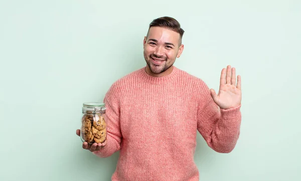 Joven Hombre Guapo Sonriendo Felizmente Saludándote Con Mano Dándote Bienvenida — Foto de Stock