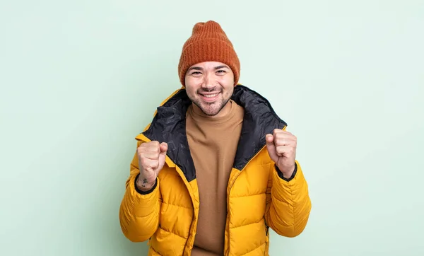Genç Yakışıklı Adam Şok Olmuş Hissediyor Gülüyor Başarıyı Kutluyor Soğuk — Stok fotoğraf