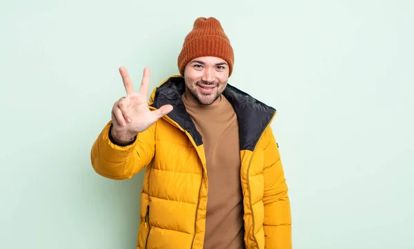 Jonge Knappe Man Glimlachend Vriendelijk Toont Nummer Drie Concept Van — Stockfoto