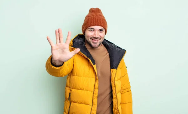 Jonge Knappe Man Glimlachend Vriendelijk Toont Nummer Vijf Concept Van — Stockfoto