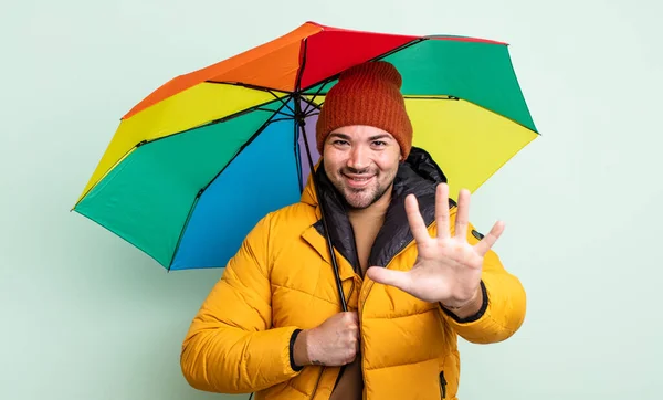 Jonge Knappe Man Glimlachend Vriendelijk Toont Nummer Vijf Regen Overkoepelend — Stockfoto