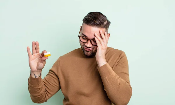 Jovem Homem Bonito Sentindo Entediado Frustrado Sonolento Depois Cansativo Lente — Fotografia de Stock