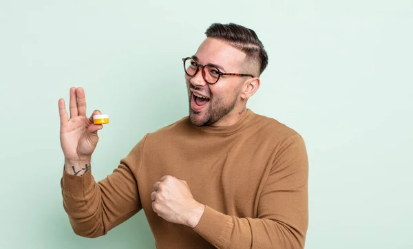 Ung Stilig Man Känner Sig Lycklig Och Står Inför Utmaning — Stockfoto