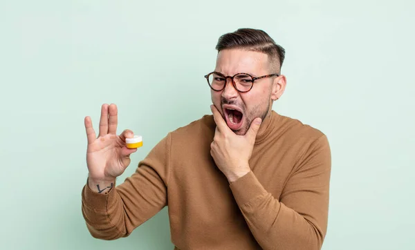 Ung Stilig Man Med Mun Och Ögon Vidöppen Och Hand — Stockfoto