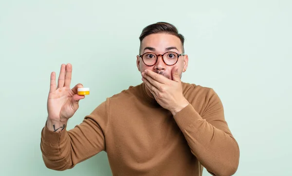 Ung Stilig Man Täcker Munnen Med Händerna Med Chock Kontaktlins — Stockfoto