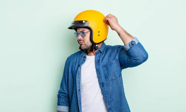 年轻英俊的男人感到困惑和困惑 摩托车头盔概念 — 图库照片