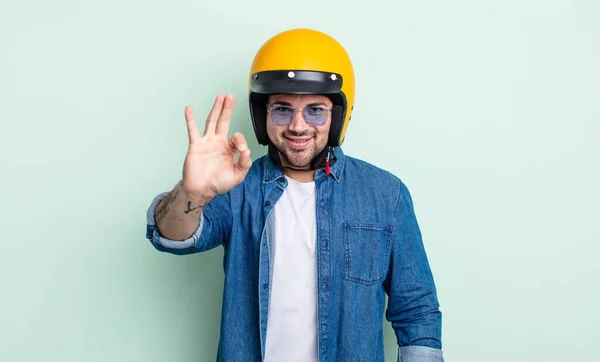 Joven Hombre Guapo Sintiéndose Feliz Mostrando Aprobación Con Buen Gesto —  Fotos de Stock