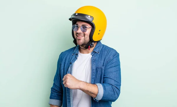 Jonge Knappe Man Zich Gelukkig Voelen Geconfronteerd Met Een Uitdaging — Stockfoto