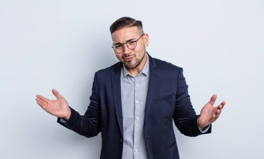 Genç yakışıklı adam şaşkın, şaşkın ve şüpheci hissediyor. İş adamı konsepti