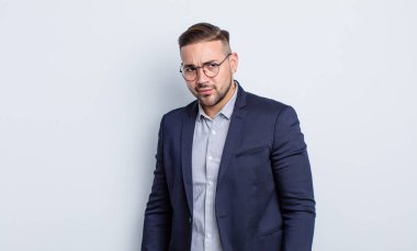 Genç ve yakışıklı bir adam üzgün, üzgün ya da kızgın hissediyor ve yan tarafa bakıyor. İş adamı konsepti