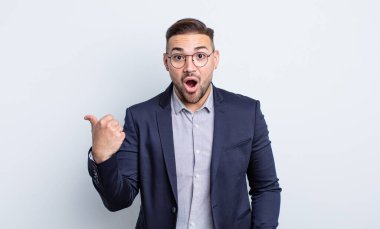 İnanamadığı için şaşırmış genç ve yakışıklı bir adam. İş adamı konsepti
