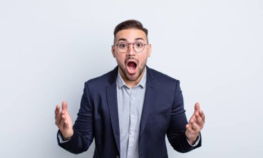 Genç yakışıklı adam, inanılmaz bir sürprizle şaşkına dönmüş ve hayrete düşmüştü. İş adamı konsepti