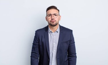 Genç ve yakışıklı bir adam üzgün ve mızmızlanıyor. Mutsuz bir bakışı var ve ağlıyor. İş adamı konsepti