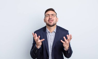 Genç yakışıklı adam umutsuz, sinirli ve stresli görünüyor. İş adamı konsepti