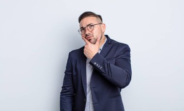 Genç yakışıklı düşünen, kuşkulu ve kafası karışık bir adam. İş adamı konsepti