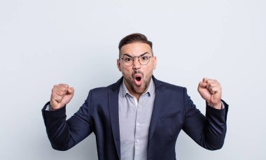 Genç yakışıklı adam sinirli bir ifadeyle agresif bir şekilde bağırıyor. İş adamı konsepti