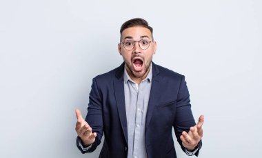 Genç ve yakışıklı bir adam şok olmuş ve şaşırmış hissediyor. İş adamı konsepti