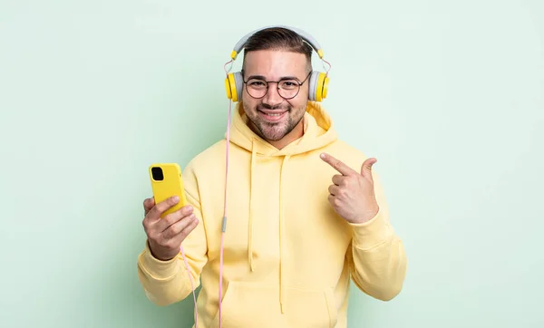 Ung Stilig Man Ler Tryggt Pekar Egen Bred Leende Hörlurar — Stockfoto