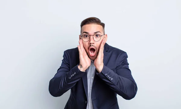 Jovem Homem Bonito Sentindo Chocado Assustado Conceito Empresário — Fotografia de Stock