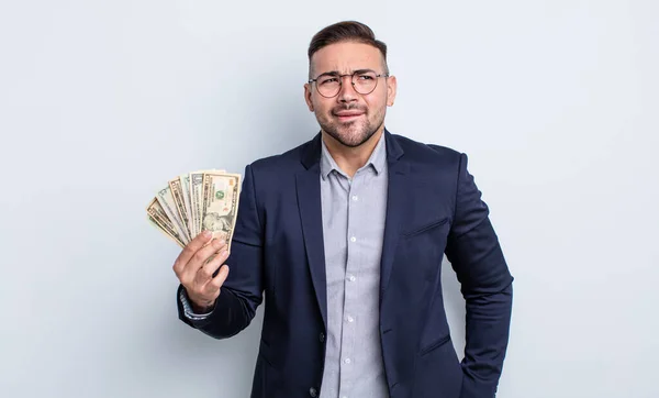 Joven Hombre Guapo Buscando Desconcertado Confundido Concepto Billetes Dólares —  Fotos de Stock