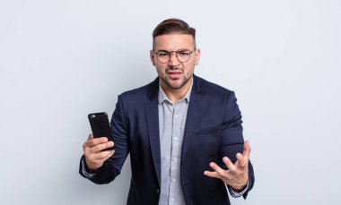 Genç yakışıklı adam sinirli, sinirli ve hayal kırıklığına uğramış iş ve akıllı telefon konsepti