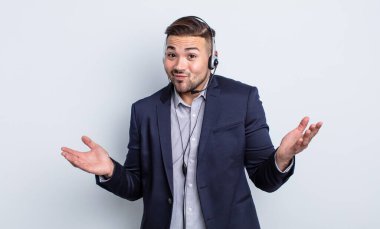 Genç yakışıklı adam şaşkın, şaşkın ve şüpheci hissediyor. Tele pazarlamacı kavramı