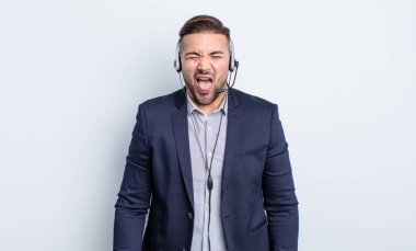 Genç, yakışıklı, neşeli ve asi tavırlı, şaka yapan ve dilini dışarı çıkaran bir adam. Tele pazarlamacı kavramı