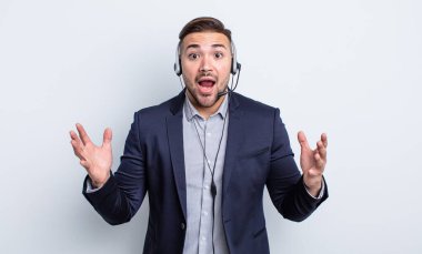 Genç yakışıklı adam, inanılmaz bir sürprizle şaşkına dönmüş ve hayrete düşmüştü. Tele pazarlamacı kavramı