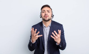 Genç yakışıklı adam umutsuz, sinirli ve stresli görünüyor. Tele pazarlamacı kavramı